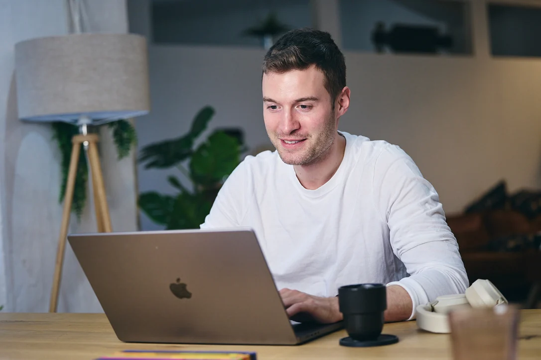 Membro del team di Mediacharge al lavoro su un laptop